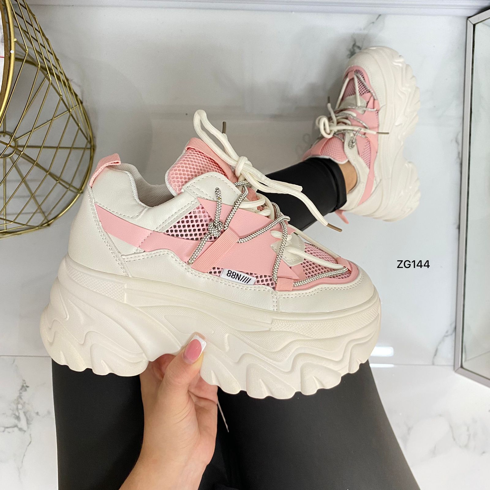 Tenis beige detalles rosado cordon apliques suela 6cm X-19 C-2